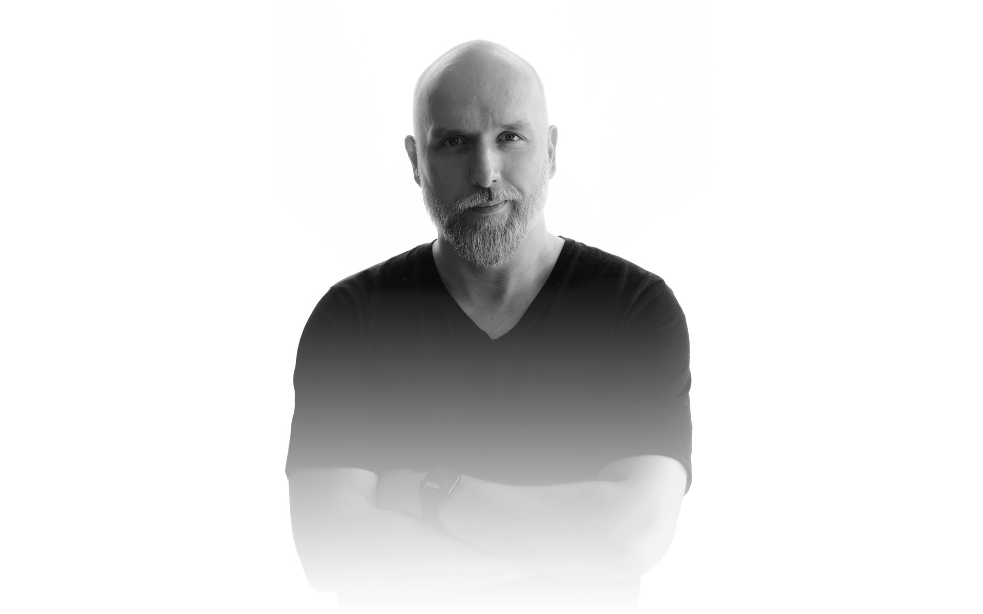 Sebastian Berger – frontal, heller Hintergrund