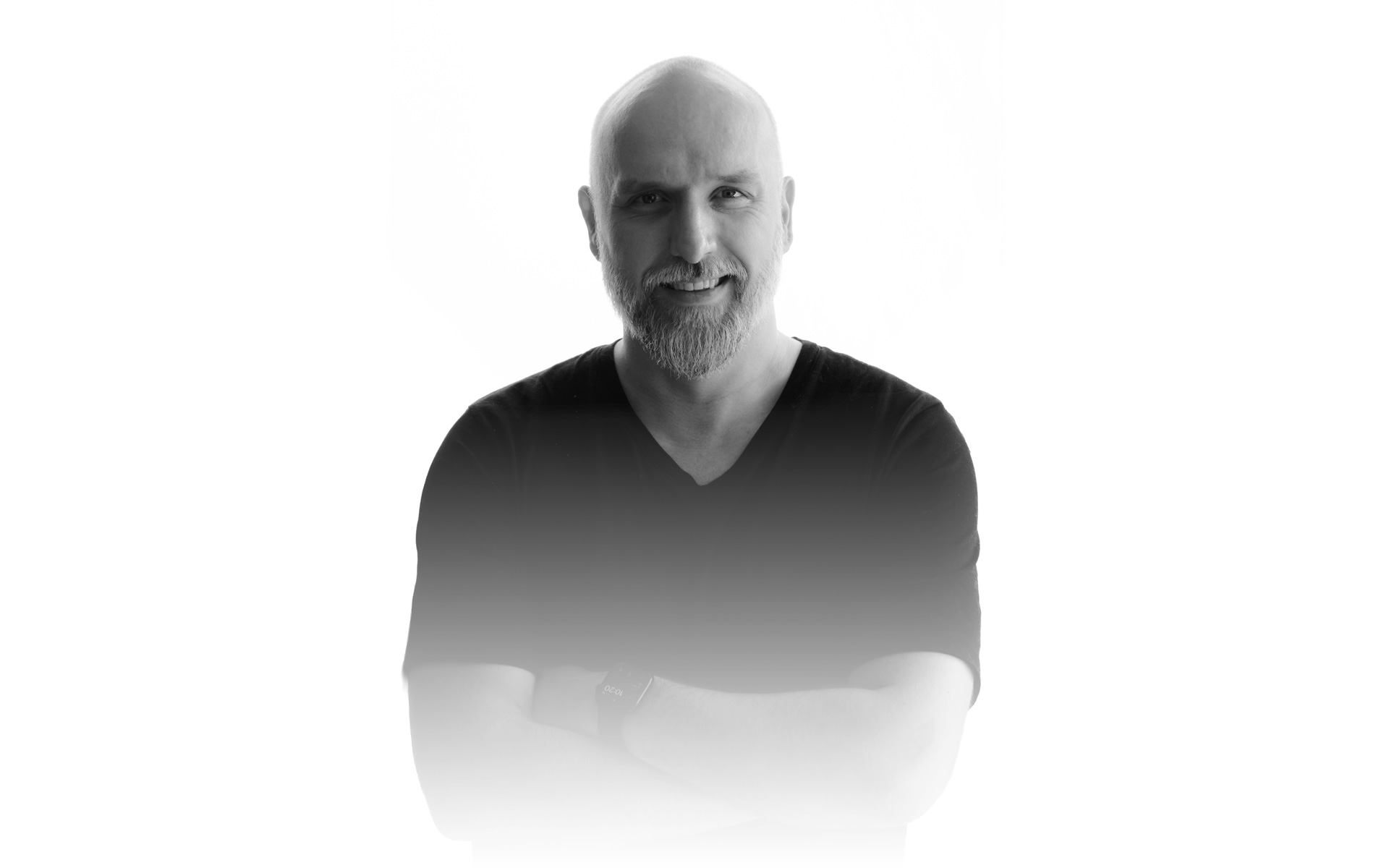 Sebastian Berger – leichtes Lächeln, heller Hintergrund