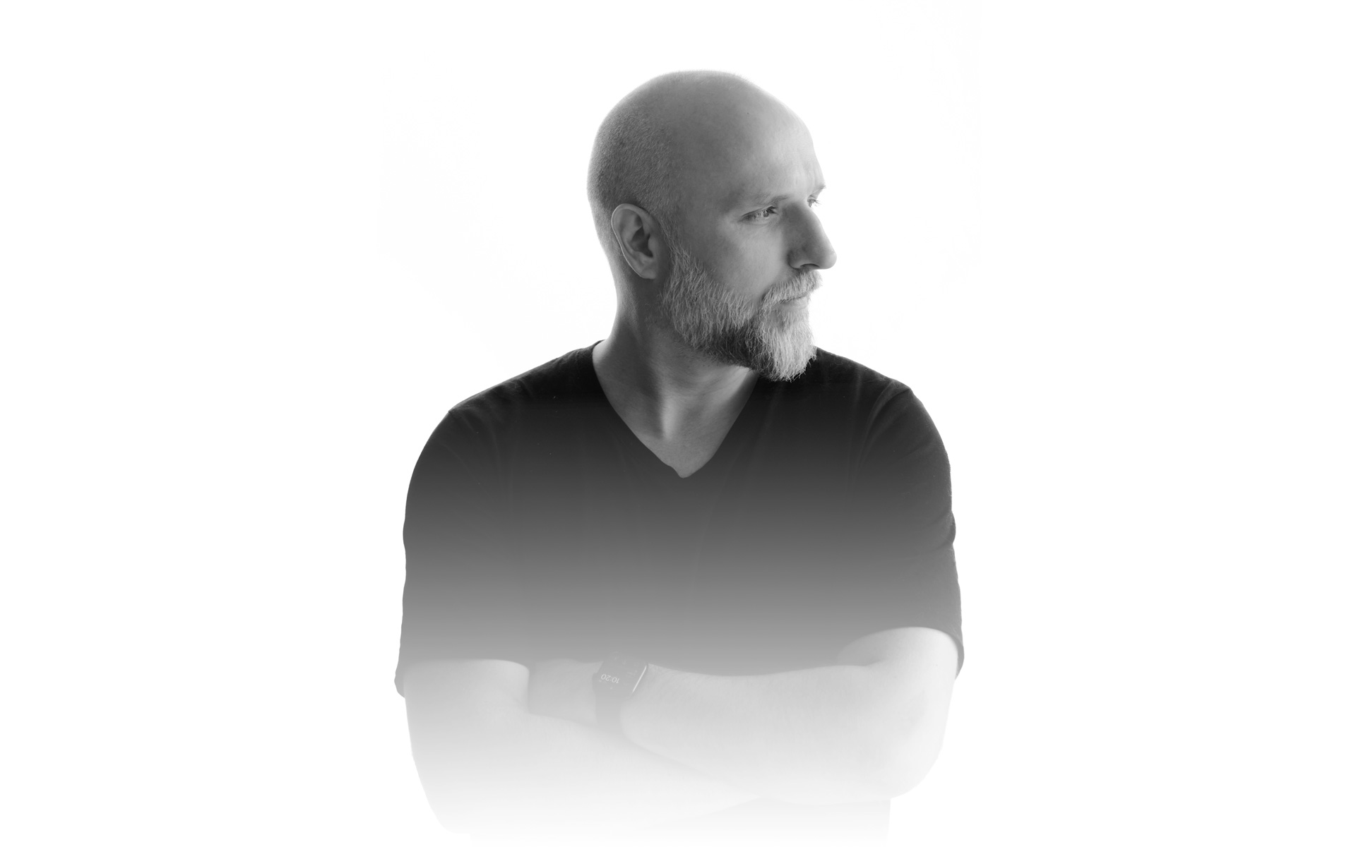 Sebastian Berger – Blick nach rechts, heller Hintergrund